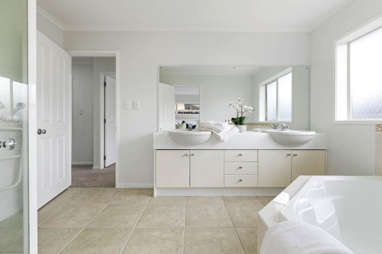 Photo of property in 8 Willowbank Close, East Tamaki Heights, Auckland, 2016