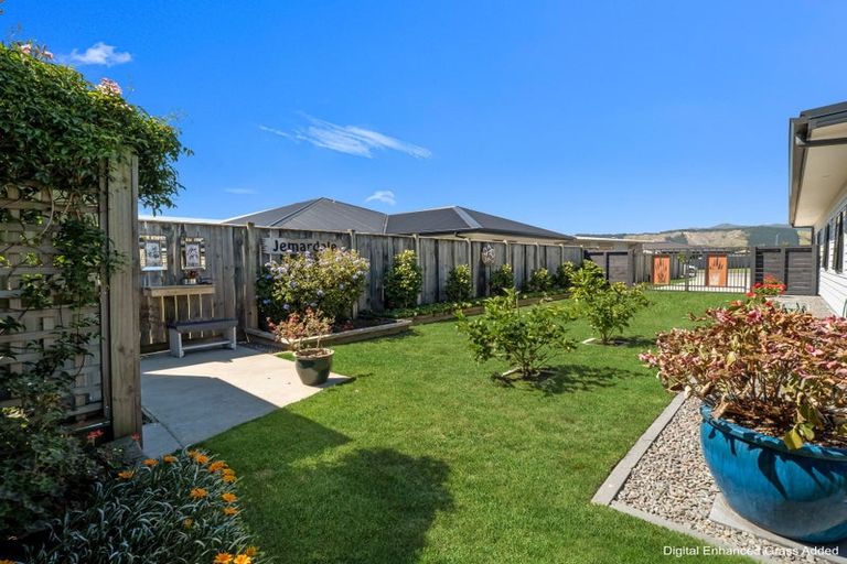 Photo of property in 8 Ash Close, Levin, 5510