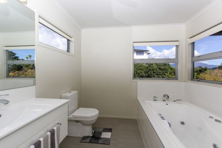 Photo of property in 33 Veale Road, Frankleigh Park, New Plymouth, 4371