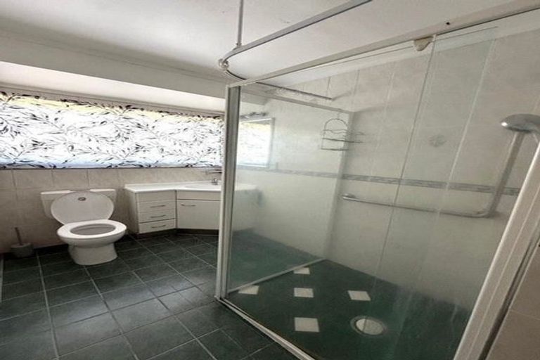 Photo of property in 261 Wairau Road, Totara Vale, Auckland, 0627