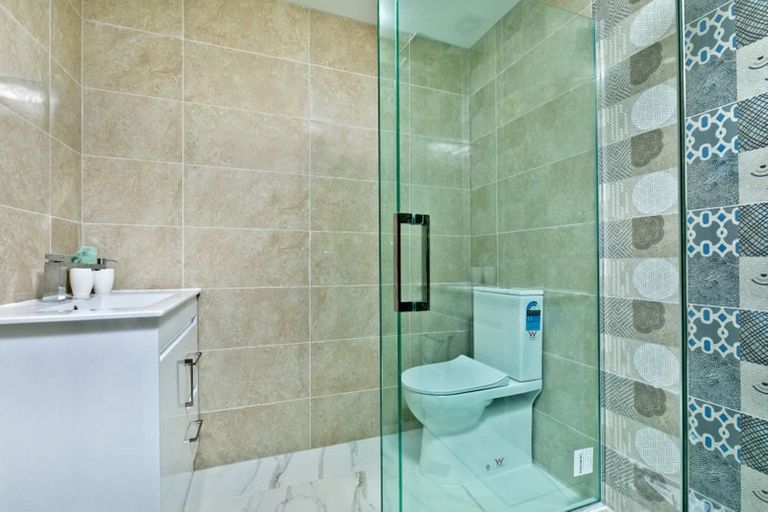 Photo of property in 4223d Great North Road, Glendene, Auckland, 0602