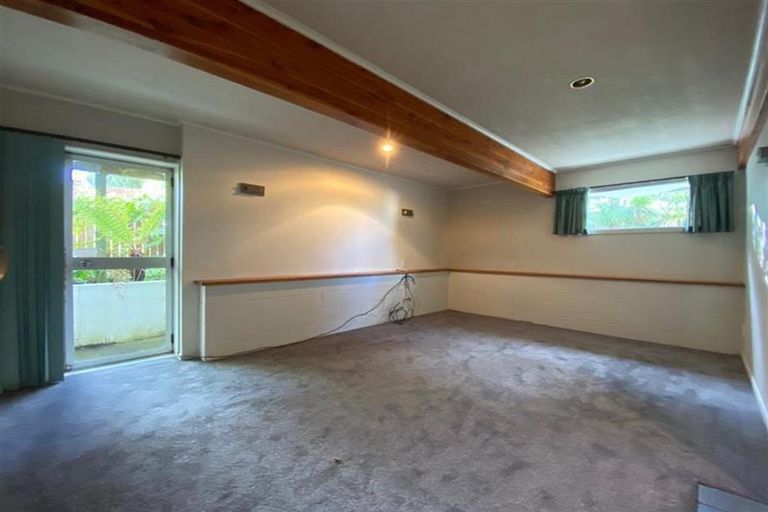 Photo of property in 2/96 Sunset Road, Unsworth Heights, Auckland, 0632
