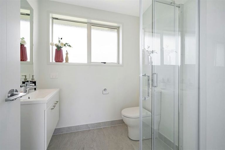 Photo of property in 14c Kirrie Avenue, Te Atatu South, Auckland, 0610