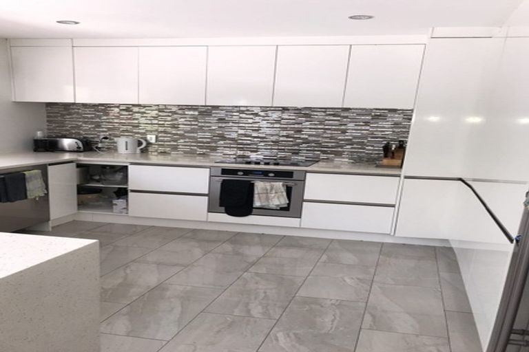 Photo of property in 20 Portsea Place, Chatswood, Auckland, 0626