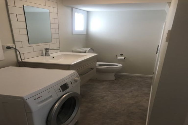 Photo of property in 18 Edinburgh Terrace, Berhampore, Wellington, 6023