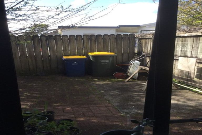 Photo of property in Lynn Park Terrace, 1/12 Ambrico Place, New Lynn, Auckland, 0600