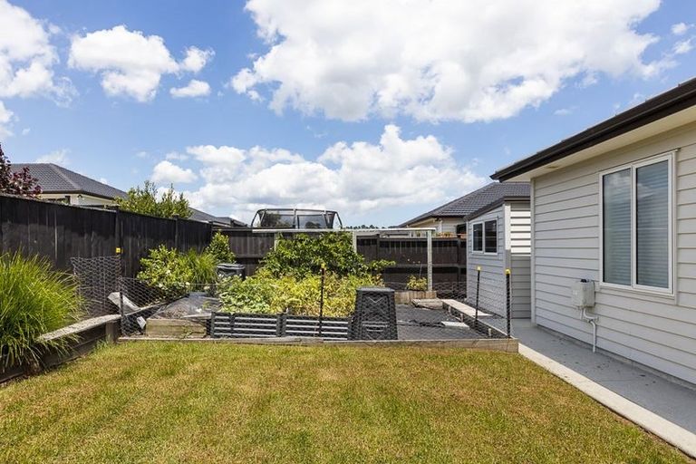 Photo of property in 9 Walter Ruddock Avenue, Kumeu, 0810