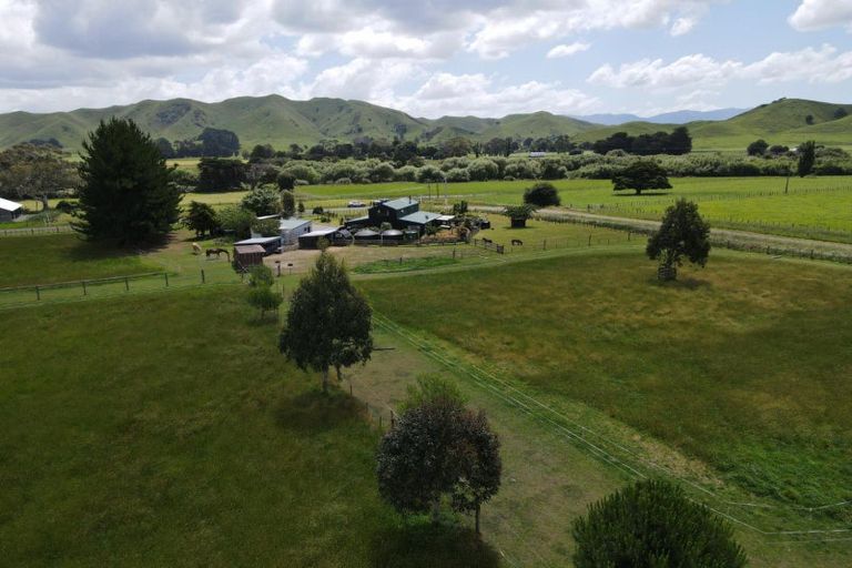 Photo of property in 72 Township Road, Kumeroa, Woodville, 4997