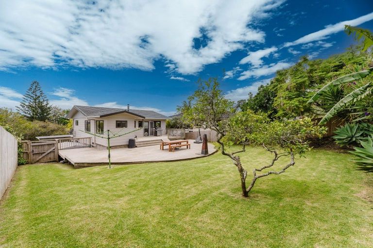 Photo of property in 7 John Dee Crescent, Red Beach, 0932