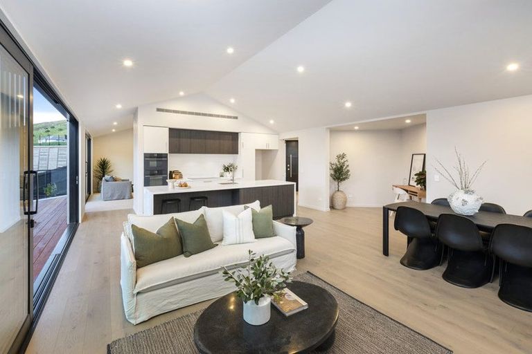 Photo of property in 8 Flowers Lane, Cracroft, Christchurch, 8022