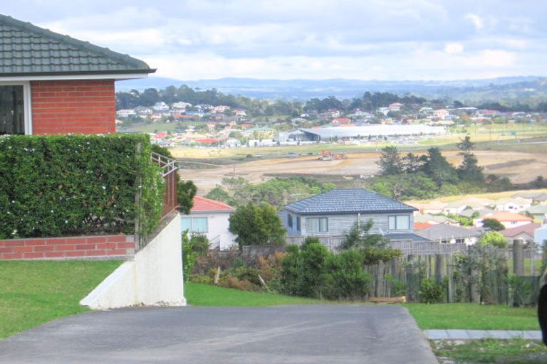 Photo of property in 1/728 East Coast Road, Pinehill, Auckland, 0632