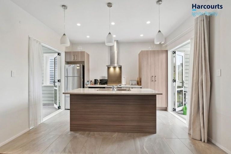 Photo of property in 11 Stitchbird Crescent, Papakura, 2110