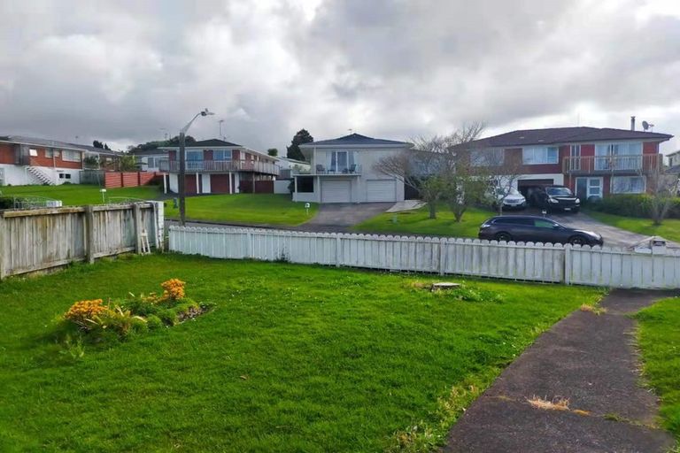 Photo of property in 5 Bodi Place, Te Atatu South, Auckland, 0610
