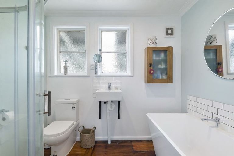 Photo of property in 2 Serwayne Place, Sunnyvale, Auckland, 0612