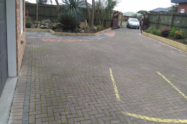 Photo of property in 32 Pitt Avenue, Clendon Park, Auckland, 2103