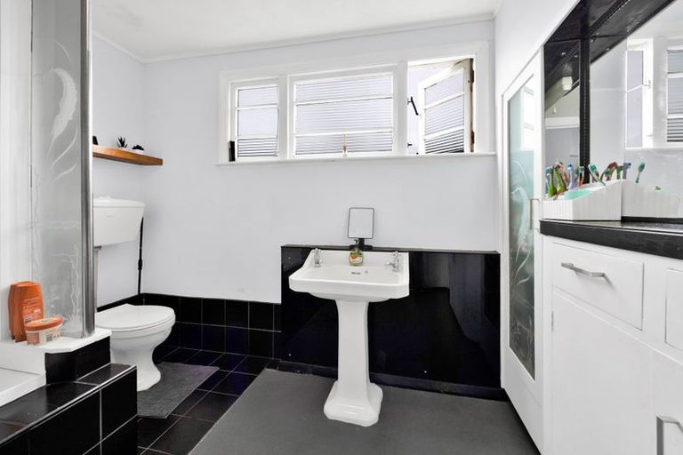 Photo of property in 14 Dives Avenue, Hawera, 4610