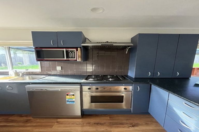 Photo of property in 2/17 Lambrown Drive, Totara Vale, Auckland, 0629