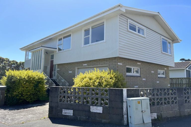 Photo of property in 2 Foyle Street, Island Bay, Wellington, 6023