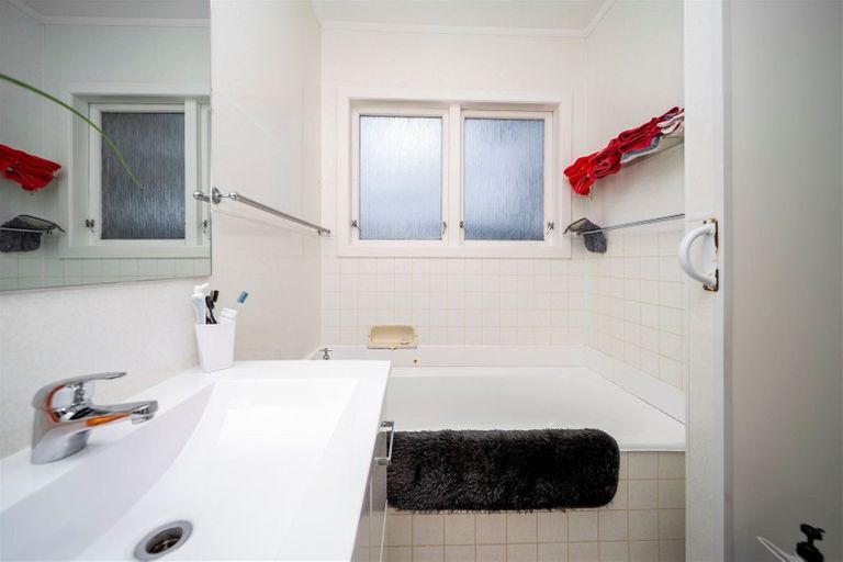 Photo of property in 5 Ngaio Place, Hawera, 4610