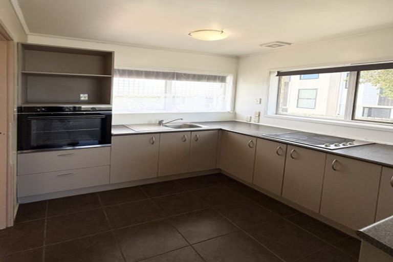 Photo of property in 2/856 East Coast Road, Northcross, Auckland, 0630