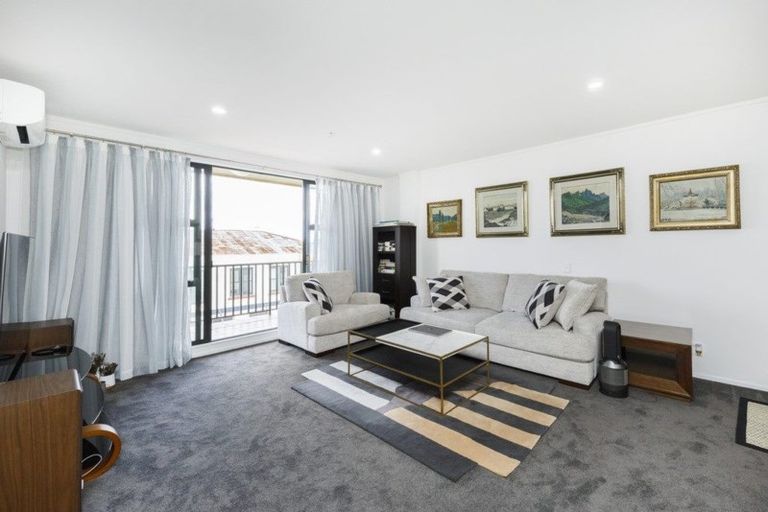 Photo of property in Maddison Apartments, 2/6c Queen Street, Palmerston North, 4410