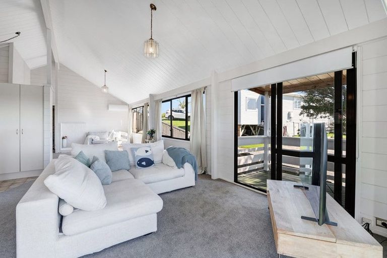 Photo of property in 13 Moffat Road, Red Beach, 0932