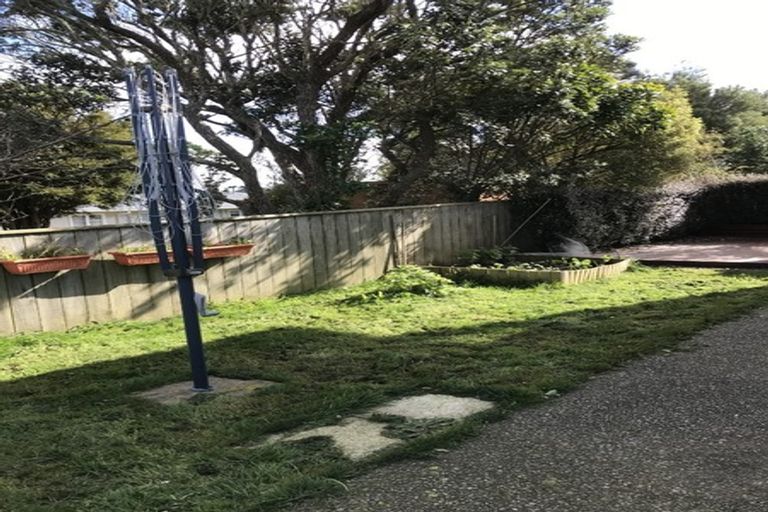 Photo of property in 11b Pinkerton Grove, Newlands, Wellington, 6037