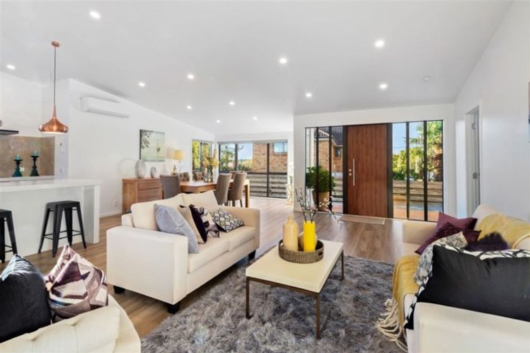 Photo of property in 2/23 Montgomery Avenue, Rothesay Bay, Auckland, 0630