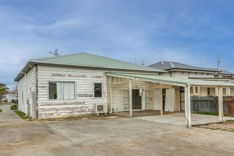 Photo of property in 32 Peel Street, Westport, 7825