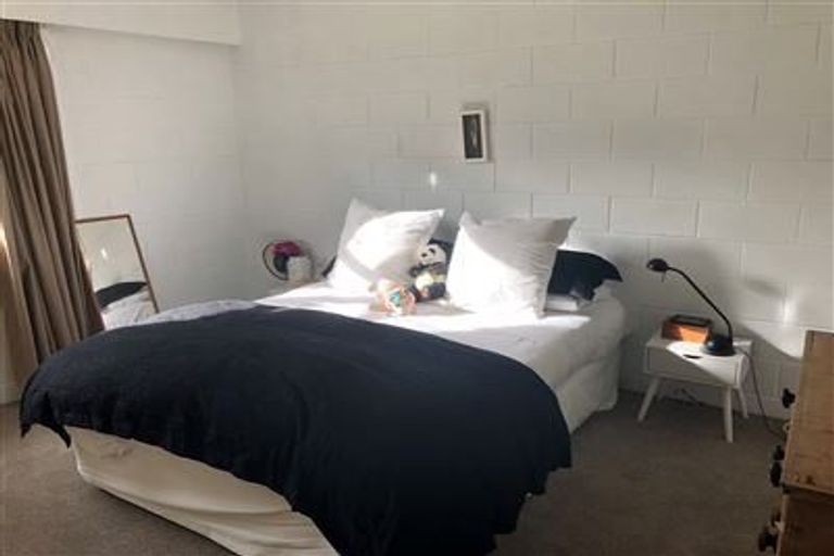 Photo of property in 12 Garmons Way, Castor Bay, Auckland, 0620