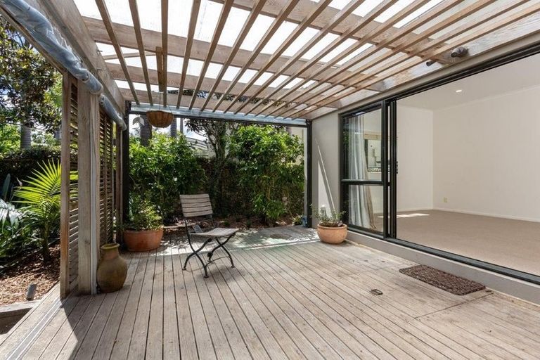 Photo of property in 34 Danica Esplanade, Te Atatu Peninsula, Auckland, 0610