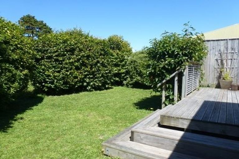 Photo of property in 18 Cambridge Street, Tawa, Wellington, 5028