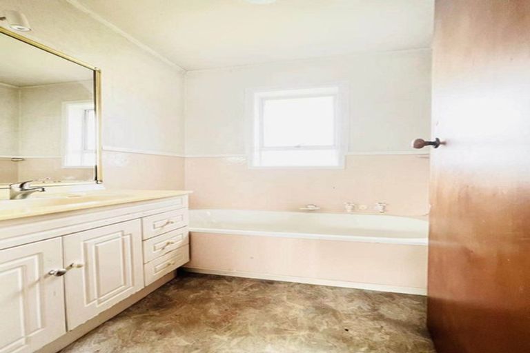 Photo of property in 68b Botany Road, Botany Downs, Auckland, 2010