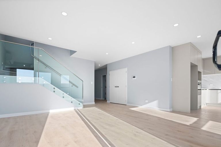 Photo of property in 8 Taipahitini Road, Rosehill, 2113