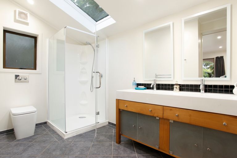 Photo of property in 24 Atarua Gardens, Waiatarua, Auckland, 0604