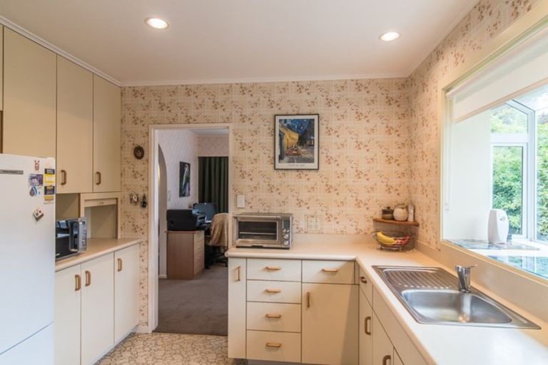 Photo of property in 75 Nimmo Avenue East, Waikanae, 5036