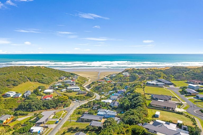 Photo of property in 47 Sea View Road, Baylys Beach, 0377