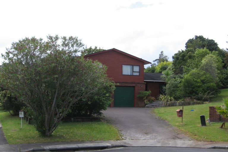 Photo of property in 8 Crown Hill Close, Forrest Hill, Auckland, 0620