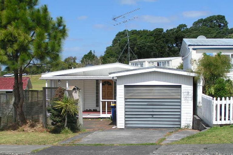 Photo of property in 2/17 Nutsey Avenue, Northcote, Auckland, 0627