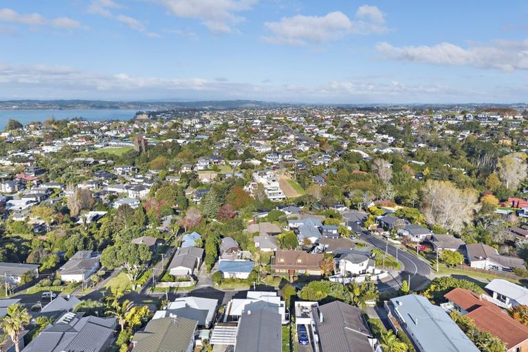 Photo of property in 2/9 Colmar Road, Mellons Bay, Auckland, 2014