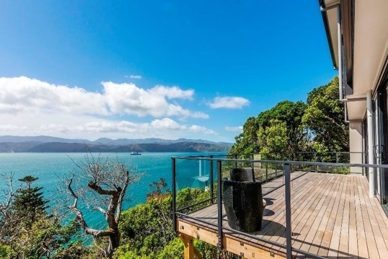 Photo of property in 67 Pretoria Road, Karaka Bays, Wellington, 6022