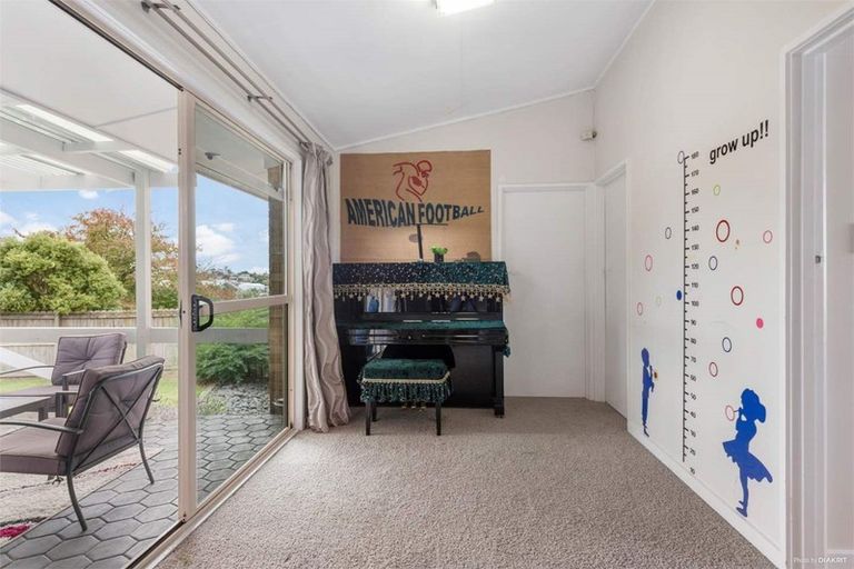 Photo of property in 1 Fowey Avenue, Te Atatu South, Auckland, 0610