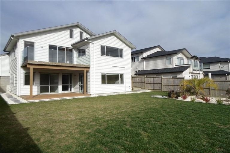 Photo of property in 17 Ballyboe Place, Pinehill, Auckland, 0632