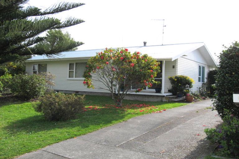 Photo of property in 13 Awatea Avenue, Paraparaumu, 5032