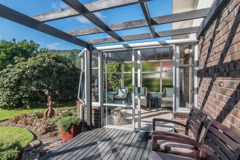 Photo of property in 3 Rewarewa Crescent, Waikanae, 5036