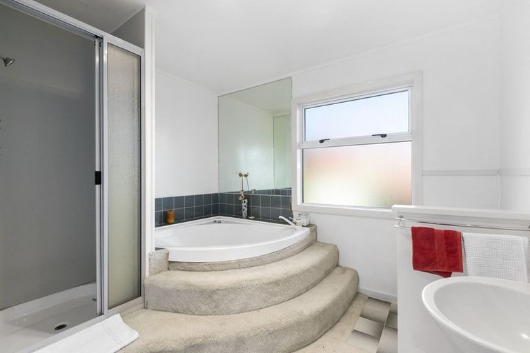 Photo of property in 18 Howard Street, Macandrew Bay, Dunedin, 9014