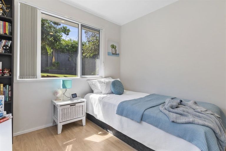 Photo of property in 2/7 Yarra Place, Botany Downs, Auckland, 2010