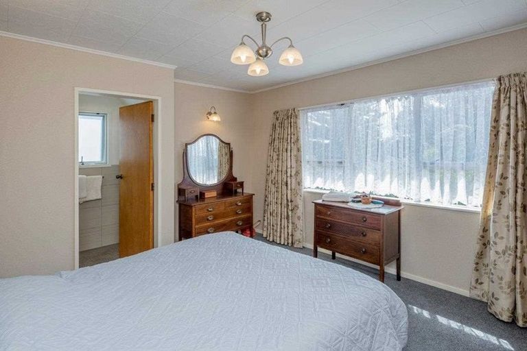 Photo of property in 1 Goldie Place, Waikanae Beach, Waikanae, 5036