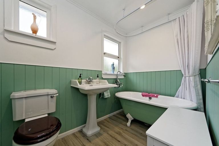 Photo of property in 1 Normandy Place, Henderson, Auckland, 0610