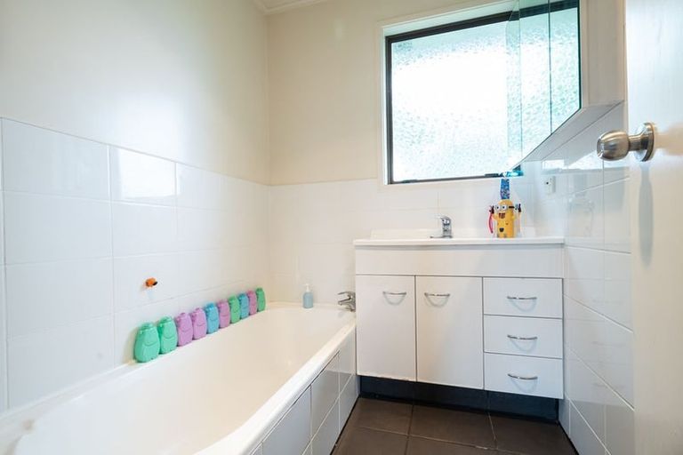 Photo of property in 99 Bruce Mclaren Road, Henderson, Auckland, 0612